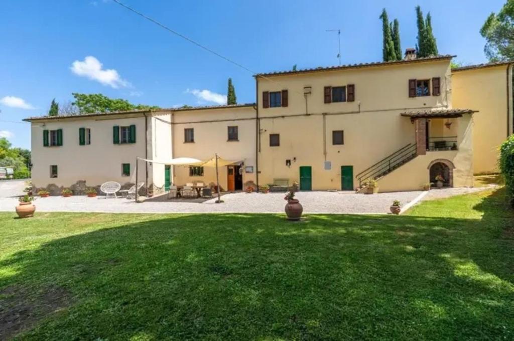 einen Blick auf ein großes Haus mit Hof in der Unterkunft Molino Del Prato - Volterra in Ulignano