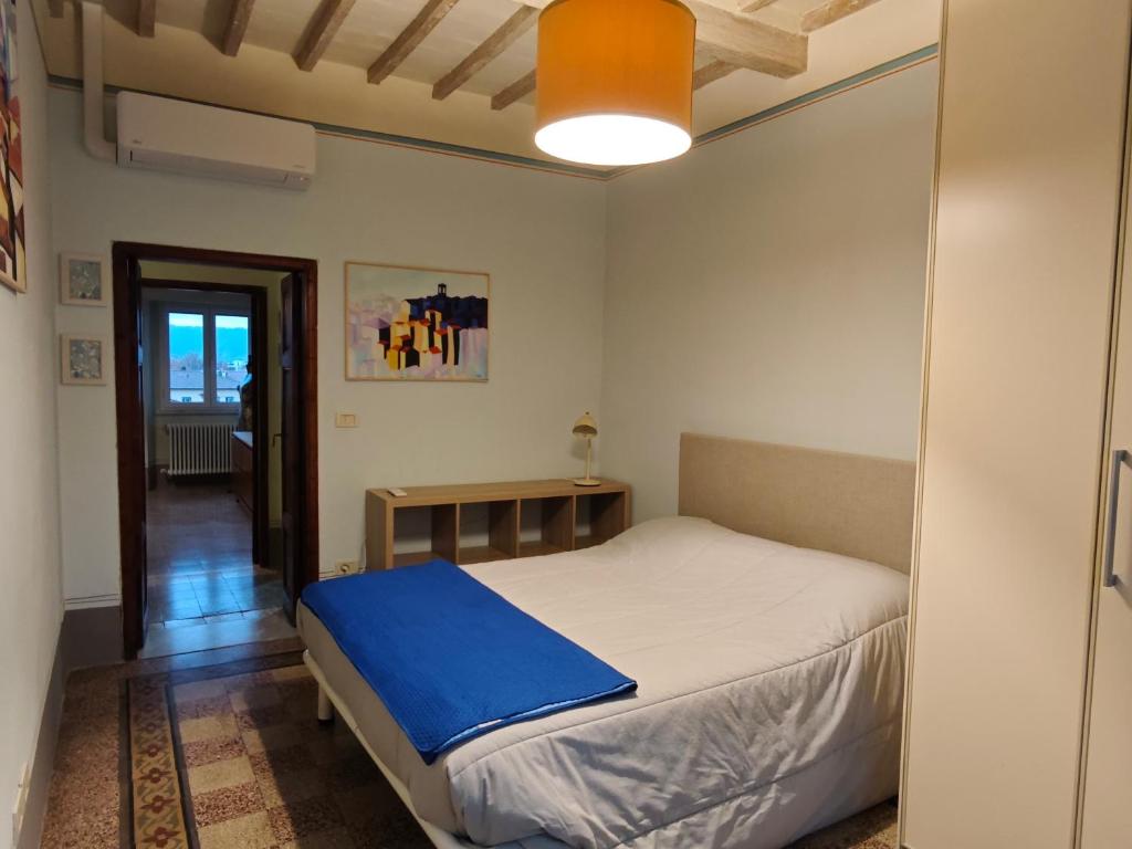 a small bedroom with a bed and a table at Garibaldi 23 in Arezzo
