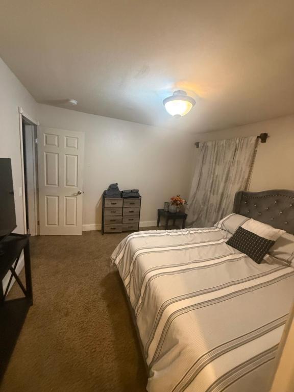 Ένα ή περισσότερα κρεβάτια σε δωμάτιο στο Home Away From Home