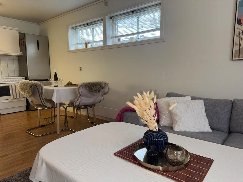 a living room with a couch and a table at 3 min til Skibakken - WiFi - Parkering - Varme in Vossevangen