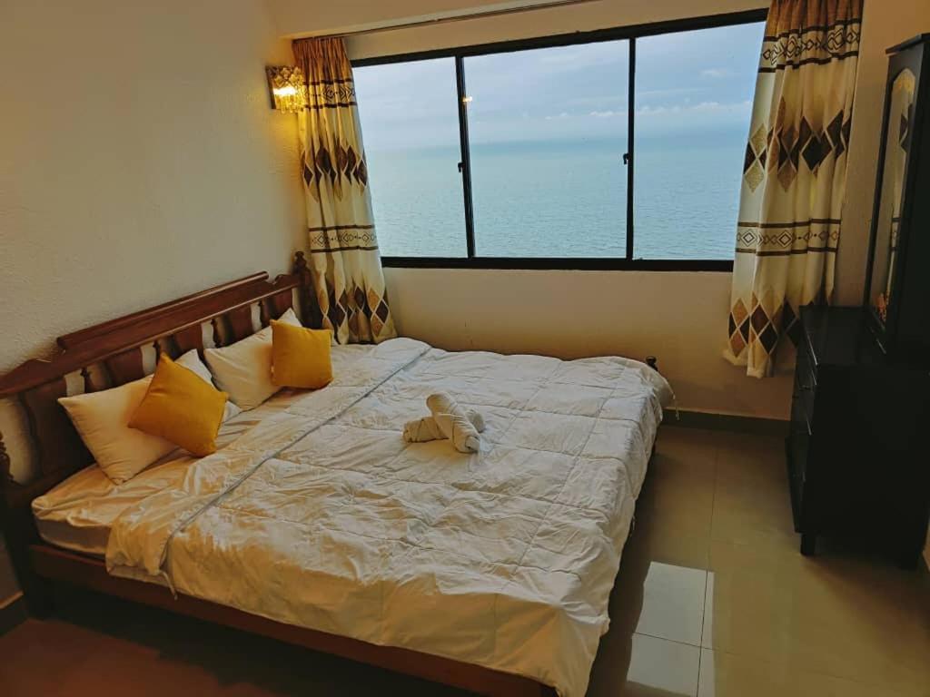 Postel nebo postele na pokoji v ubytování Batu Ferringhi 180 Seaview High Floot 高楼全海景房