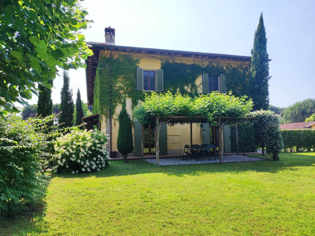 ein Haus mit Efeu am Hof in der Unterkunft Casale Cipresso in Migliarino