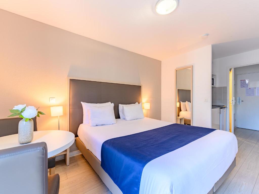 Postel nebo postele na pokoji v ubytování Séjours & Affaires Pantin Charles De Gaulle