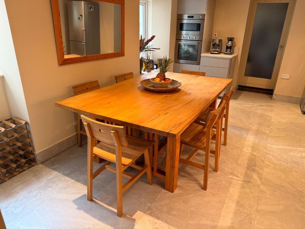 Una cocina o cocineta en Dun Laoghaire Hidden Getaway