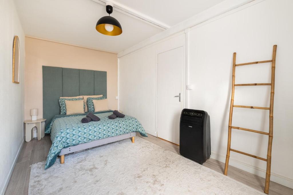 Ένα ή περισσότερα κρεβάτια σε δωμάτιο στο Le Rétro with private parking