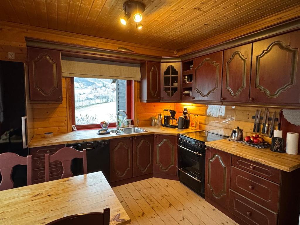 Кухня или мини-кухня в Beautiful Cabin With Infrared Sauna in Myrkdalen
