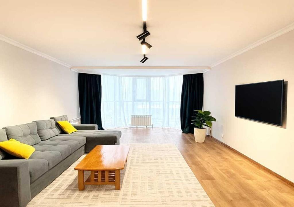 TV a/nebo společenská místnost v ubytování Keruen shopping mall, Abu Dhabi Plaza shopping mall, Baiterek