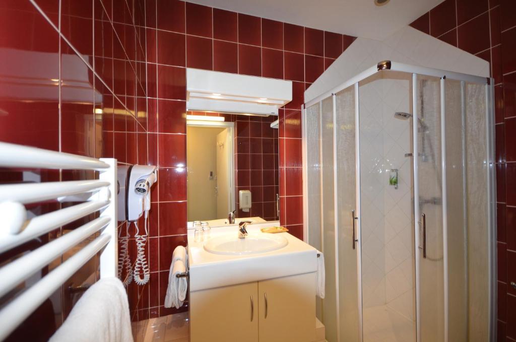 Kylpyhuone majoituspaikassa H&ocirc;tel Poste et Champanne