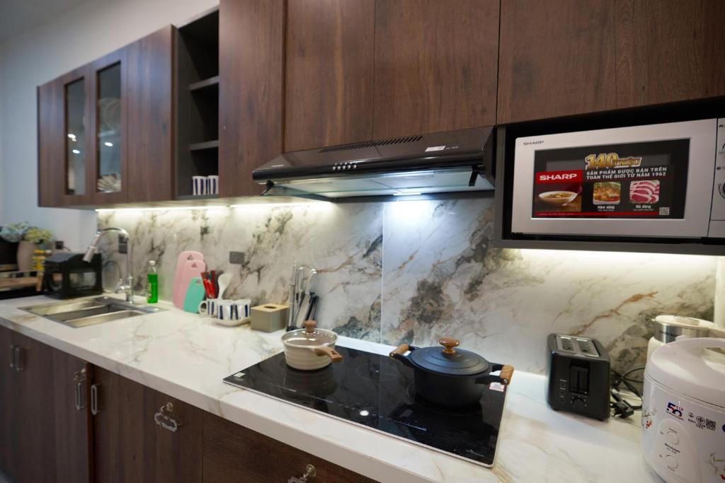 O bucătărie sau chicinetă la NGÕ Full house-Old Quarter-Cozy&Modern-6 bedrooms