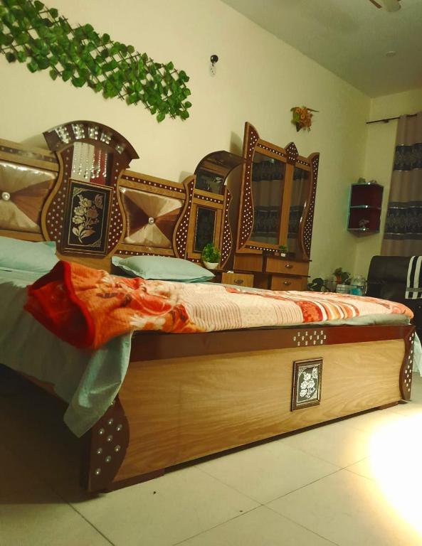 费萨拉巴德Gr stay的一间卧室配有一张带两面镜子的大床