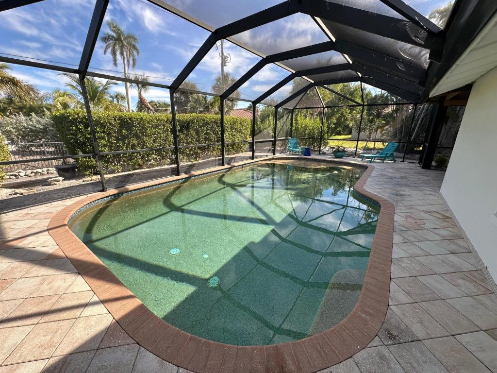 ein Swimmingpool in einem Haus mit einem Dach in der Unterkunft Tahitian Waters in Bowmans Beach Helistop