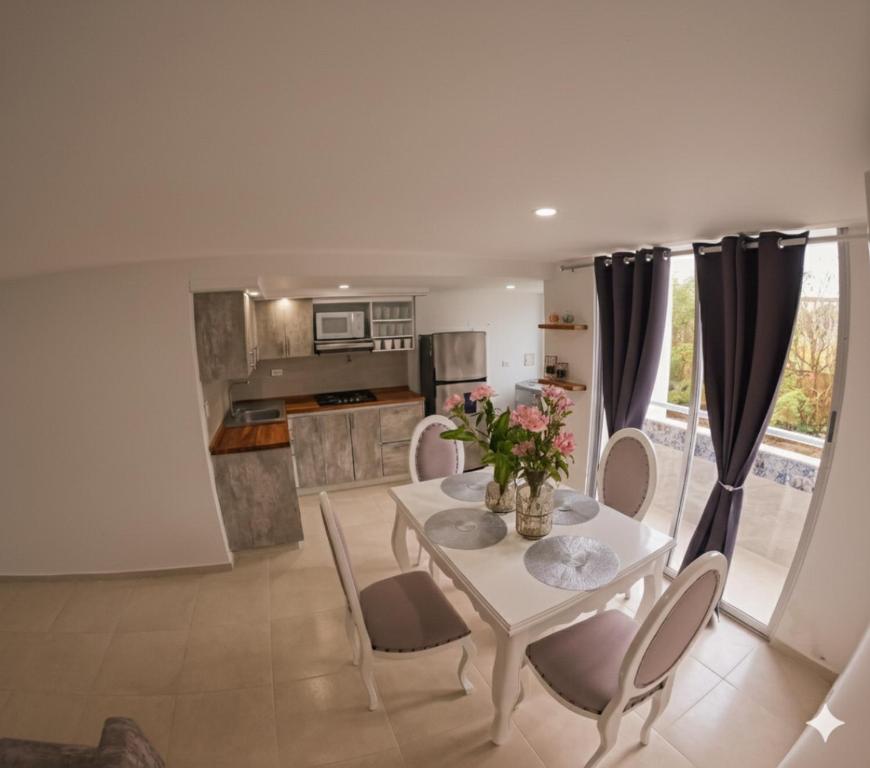 una cucina e una sala da pranzo con tavolo e sedie di Fenix, Apartamento En Coveñas, Primer piso, 103 a Coveñas
