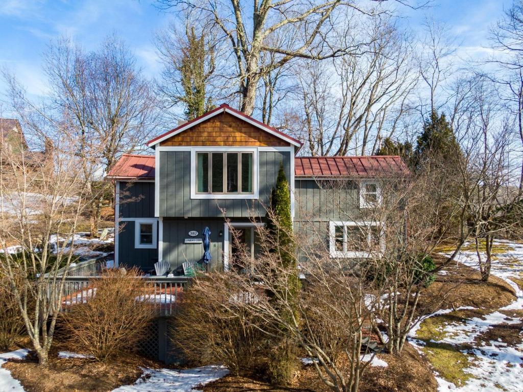 una pequeña casa con techo rojo en A Parkway Cabin, en Boone