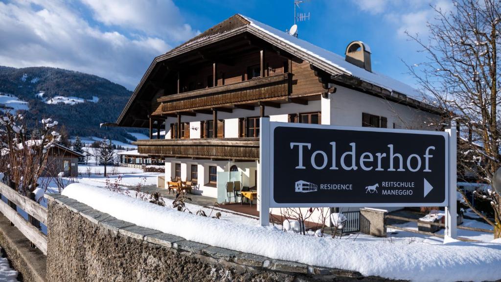 Nespecifikovaný výhled na hory nebo výhled na hory při pohledu z aparthotelu