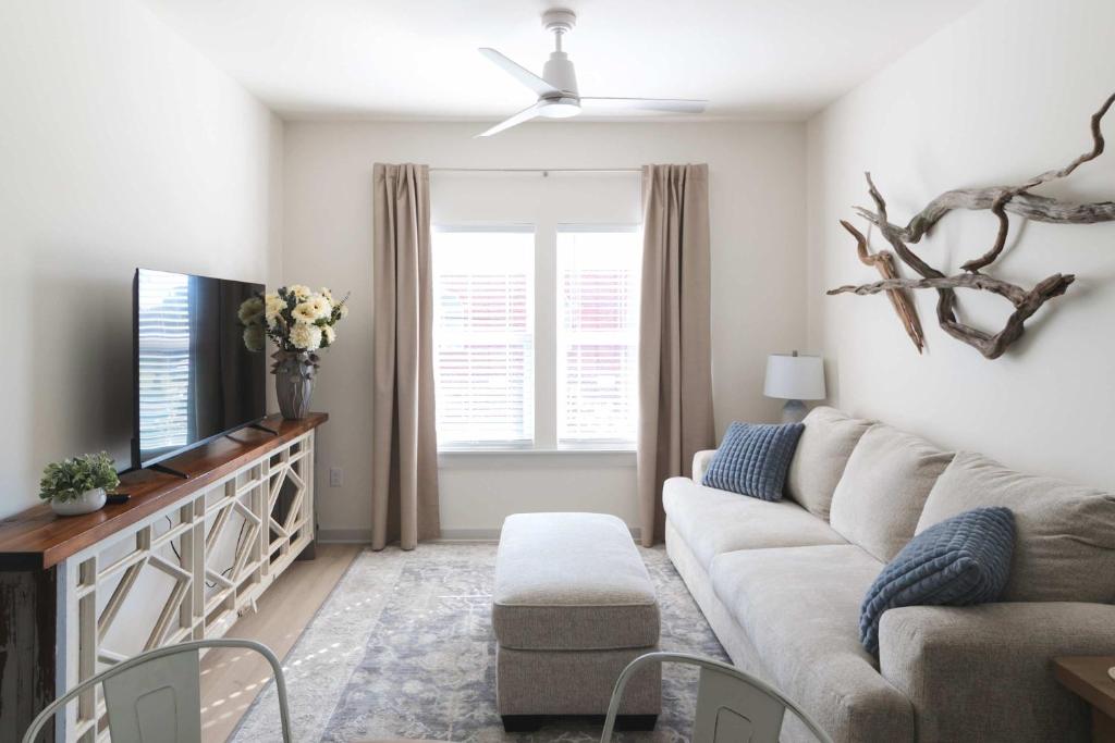 Una televisión o centro de entretenimiento en The Nesting Cottage