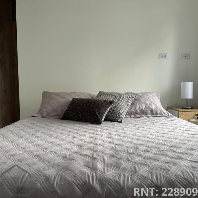 En eller flere senge i et værelse på Espectacular apto cerca a la Zona Rosa