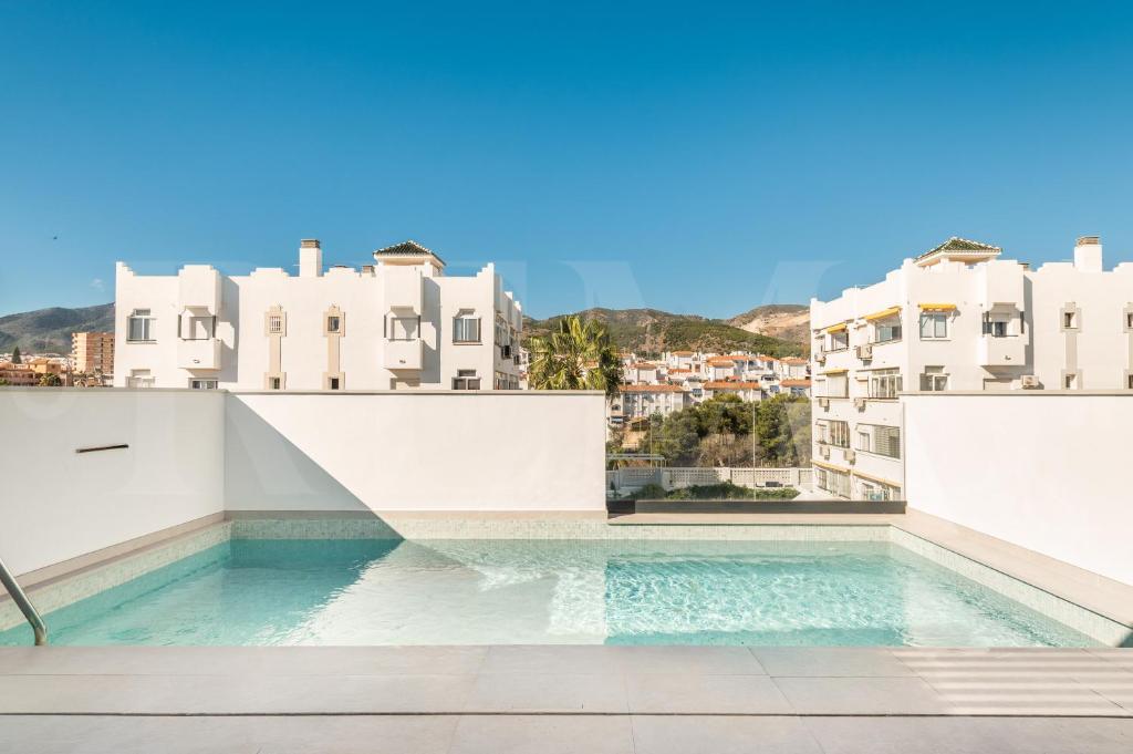 House with private rooftop pool, cinema, gym REMS