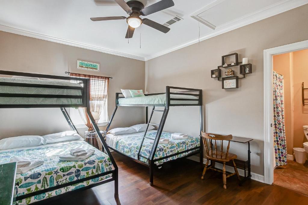 Ένα ή περισσότερα κρεβάτια σε δωμάτιο στο Happy Place