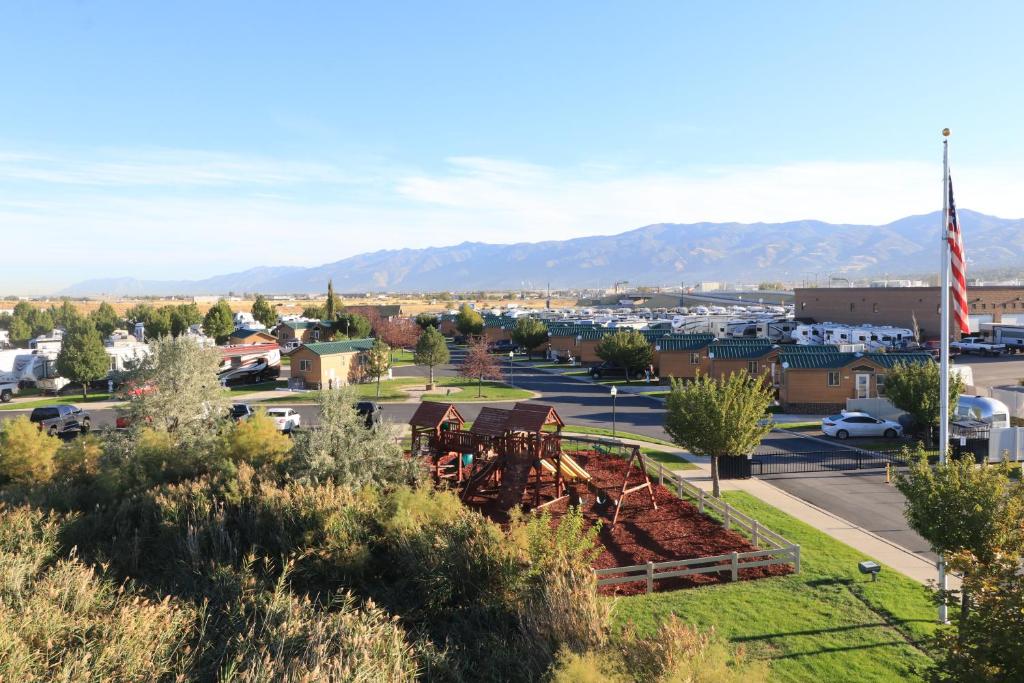 North Salt LakeSun Outdoors Salt Lake City的以群山为背景的小镇景色