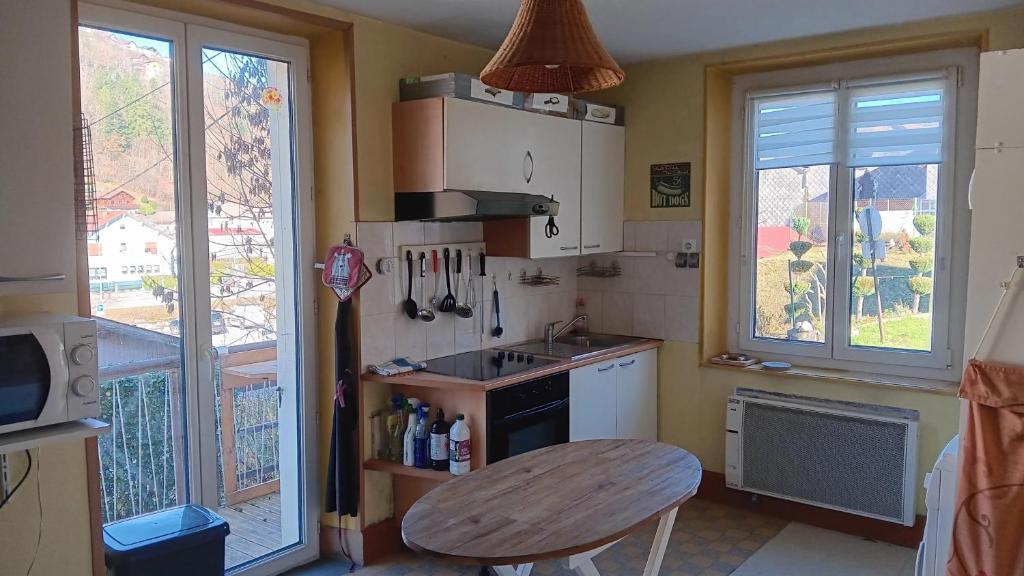 Η κουζίνα ή μικρή κουζίνα στο Appartement confortable à La Bresse avec terrasse