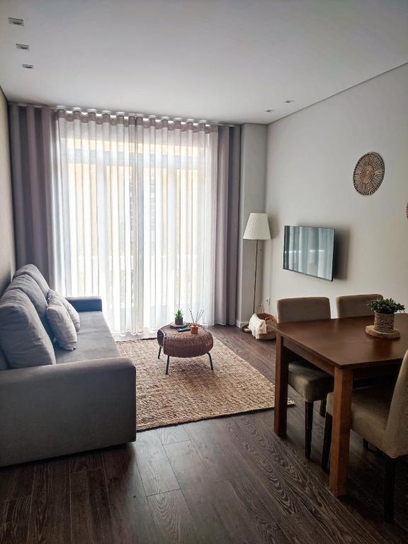 una sala de estar con un sofá y una mesa en Terro Collection - Souto 23, en Braga