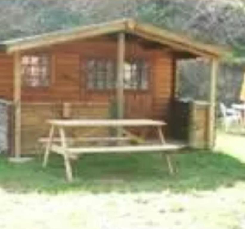 Touët-sur-VarにあるLe Githotelの丸太小屋前のピクニックテーブル