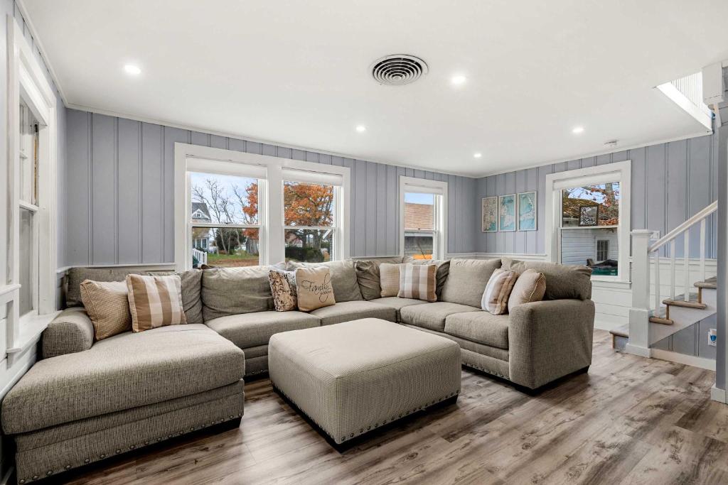 Posezení v ubytování Steps to the Beach Cozy Central AC