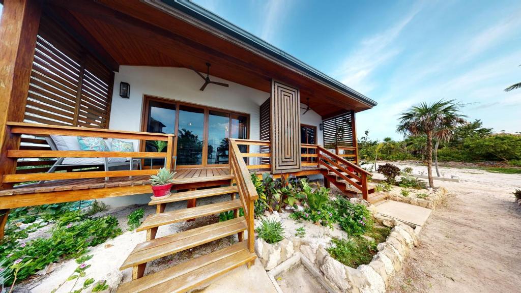 Secluded Oceanfront Private Estate By Alom في سان بيدرو: منزل به درج يؤدي إلى الشرفة