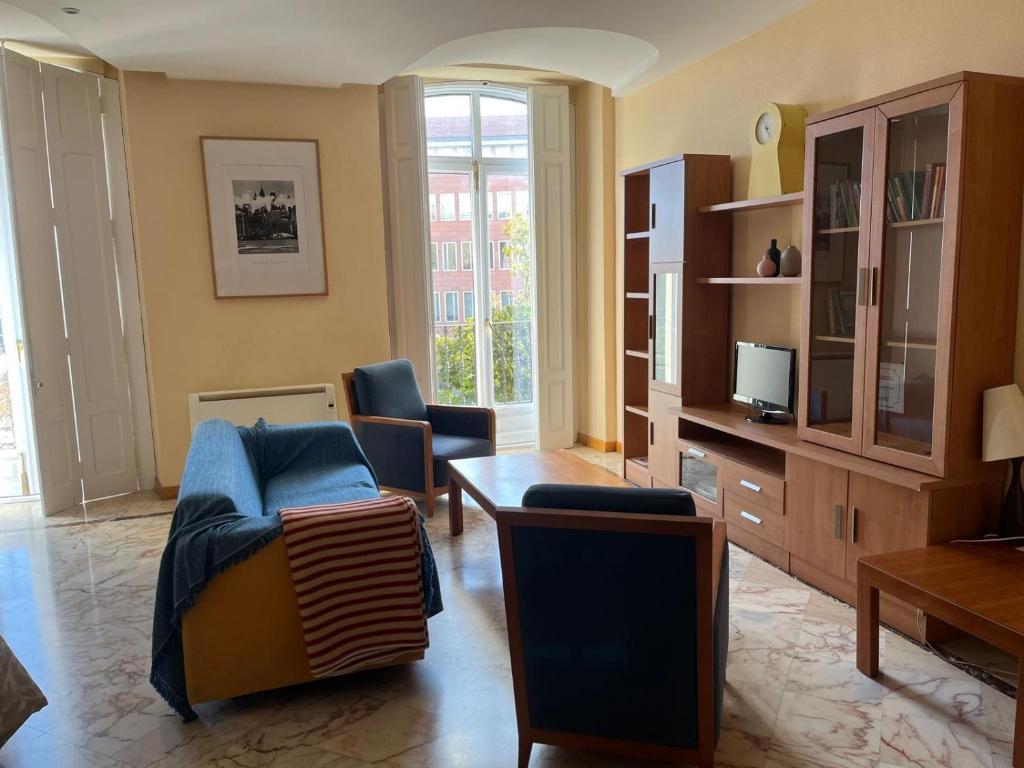 una sala de estar con un sofá y una mesa en Semidiáfano Santa Teresa, en Ávila