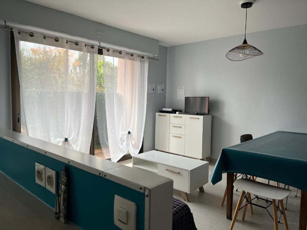 吕米伊1 Passage du Château的带桌子和窗户的客厅