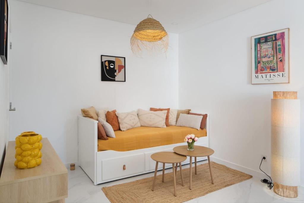 een woonkamer met een bank en een tafel bij CASINHA Do FAROL in Praia do Carvoeiro