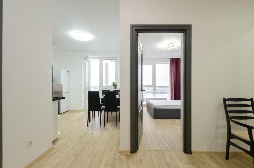 sala de estar con espejo y comedor en Panoramic view of the lake in the new apartment, en Kiev