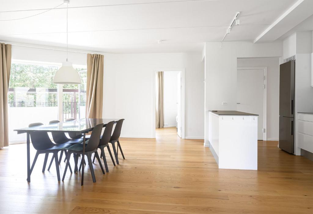 Una cocina o cocineta en Fantastic modern 3-BR in prime location - 239