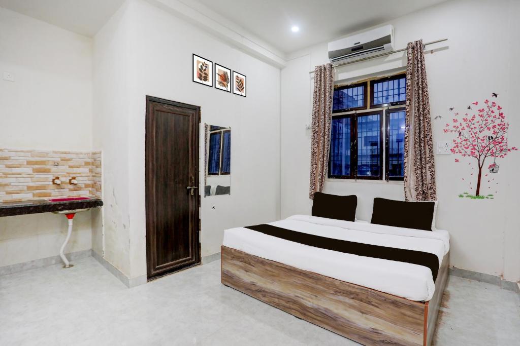 ein Schlafzimmer mit einem Bett und einem Fenster in der Unterkunft Hotel O Kashi Home in Kakarmatha