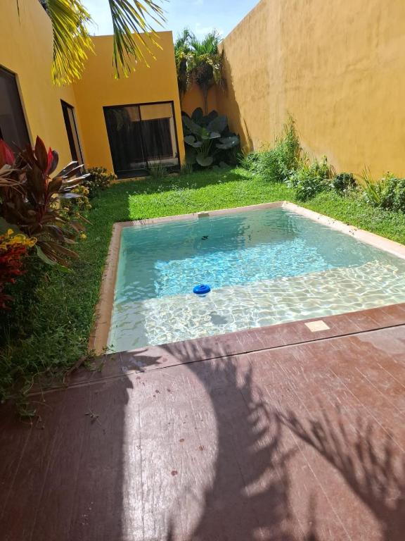 a swimming pool in the yard of a house at Chalet con 3 habitaciones y alberca privada in Mérida
