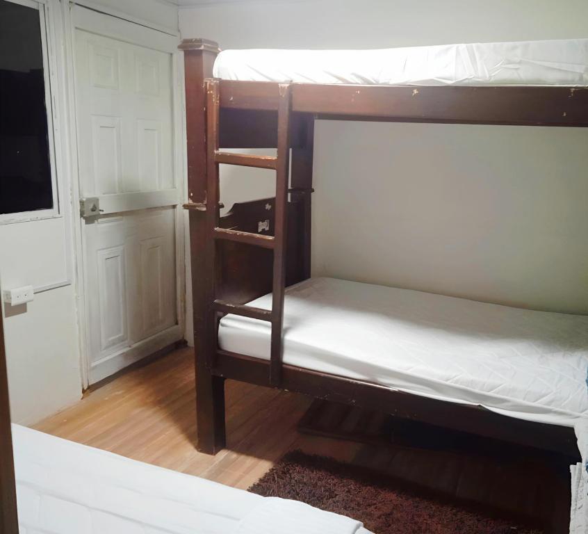 Giường trong phòng chung tại Balcones de la montaña