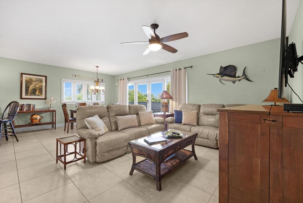 een woonkamer met een bank en een tafel bij Coastline Comfort in Key West