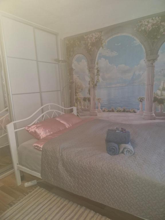 ein Schlafzimmer mit einem Bett und einem Gemälde an der Wand in der Unterkunft Romantiline ööbimispaik in Tartu