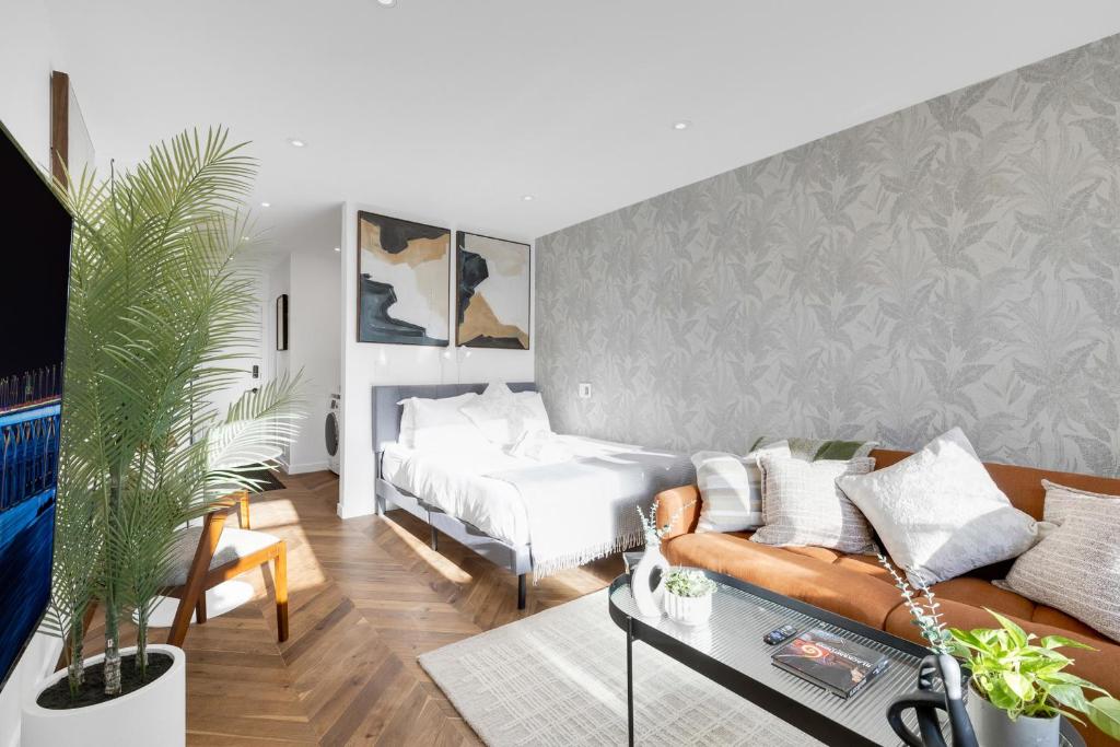 Μια τηλεόραση ή/και κέντρο ψυχαγωγίας στο The Speakeasy Suite 503 With Parking