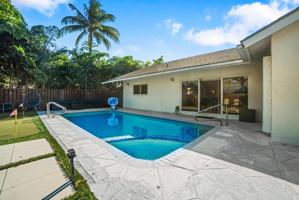 Πισίνα στο ή κοντά στο Spacious 6BR Beach Getaway w Heated Pool