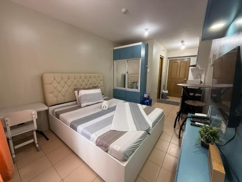 a bedroom with a large bed in a room at Standard Room at 8 Spatial by Forever-mc Condotel 8335 in Davao City