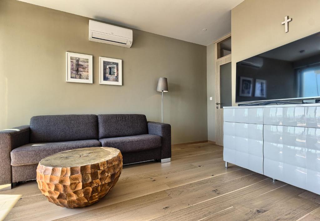 Televízia a/alebo spoločenská miestnosť v ubytovaní Seaside Apartments