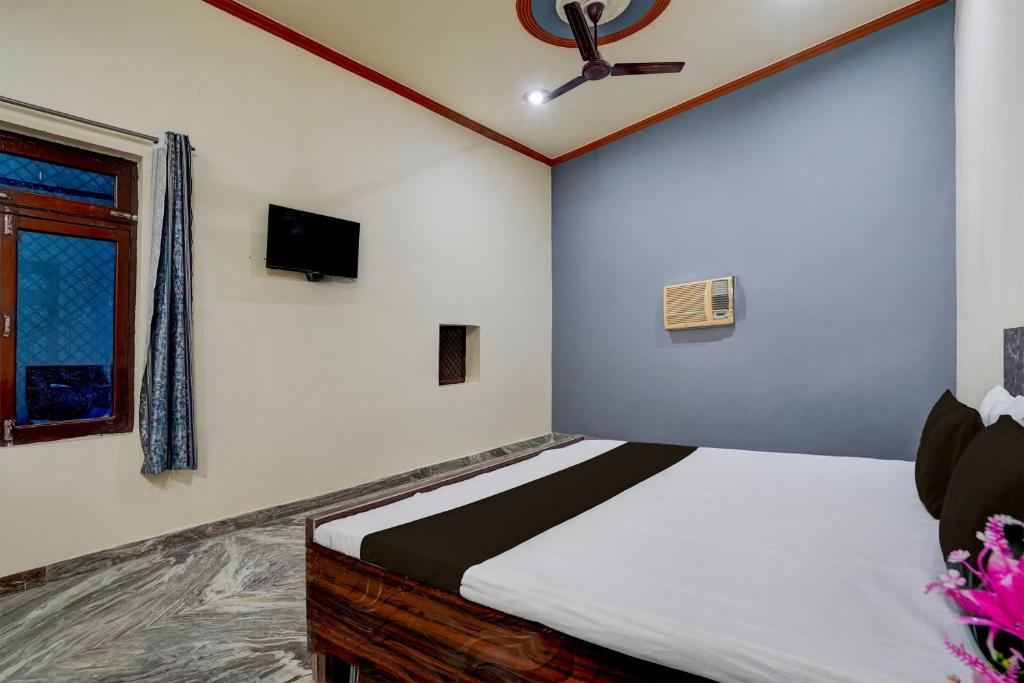 Giường trong phòng chung tại Hotel O Highway Luxury Hotel