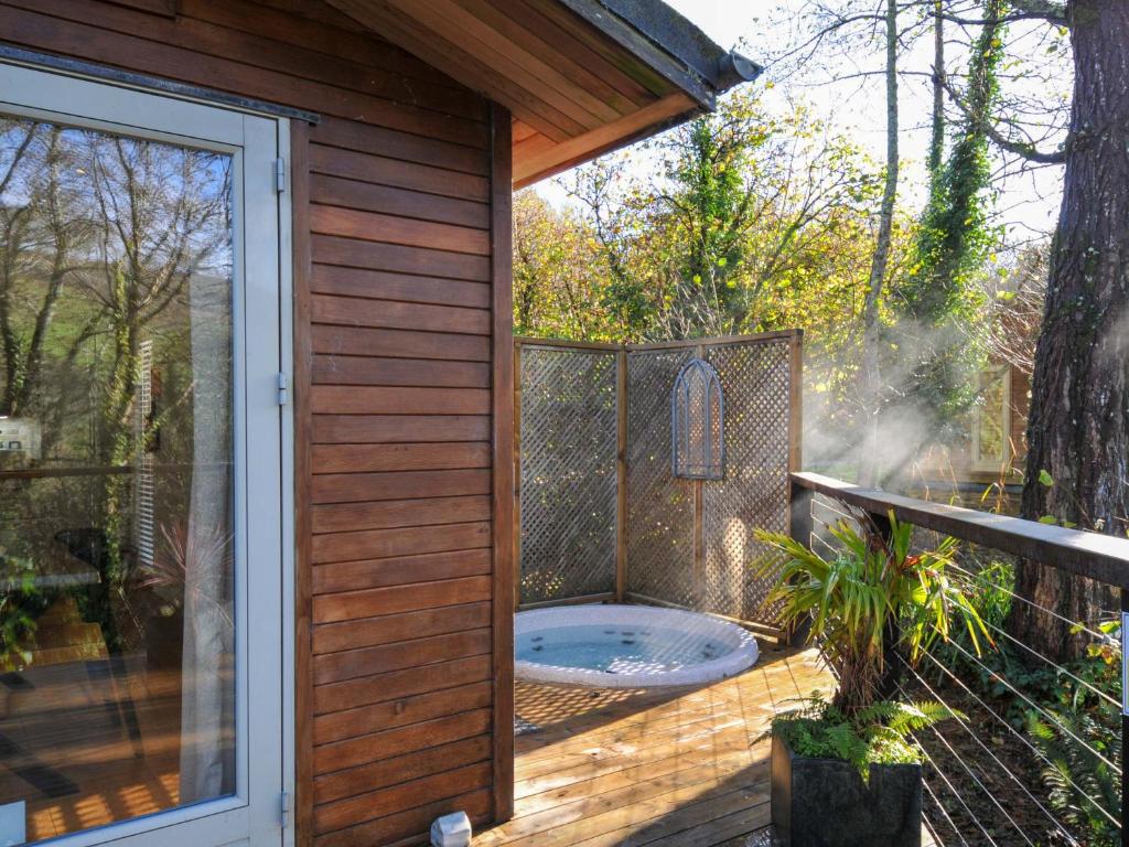 a hot tub on the deck of a house at 6 Stonerush Valley in Looe