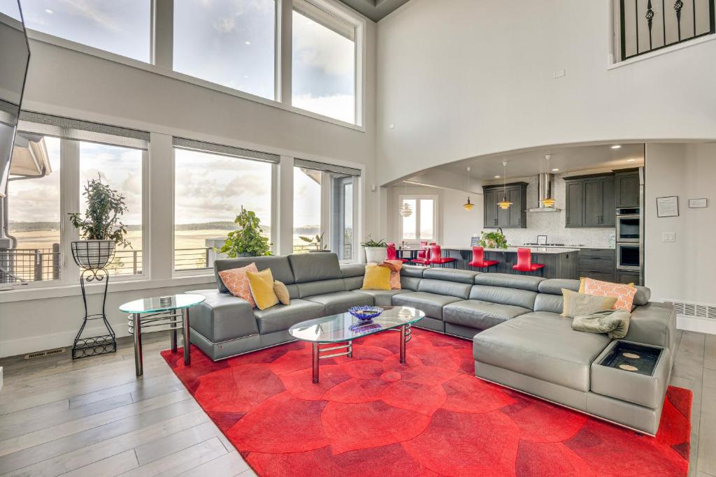 a living room with couches and a red rug at Spacious Southern Colorado Home with Mountain Views in Monument