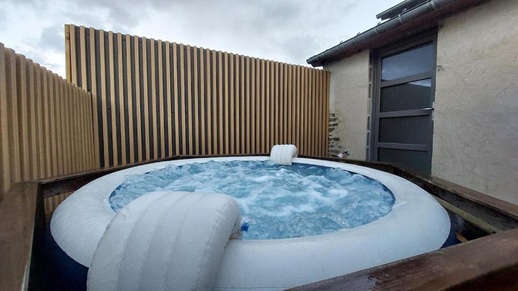 a hot tub sitting on the side of a building at Appartement MVM Jacuzzi proche Saint-Malo in Plouër-sur-Rance