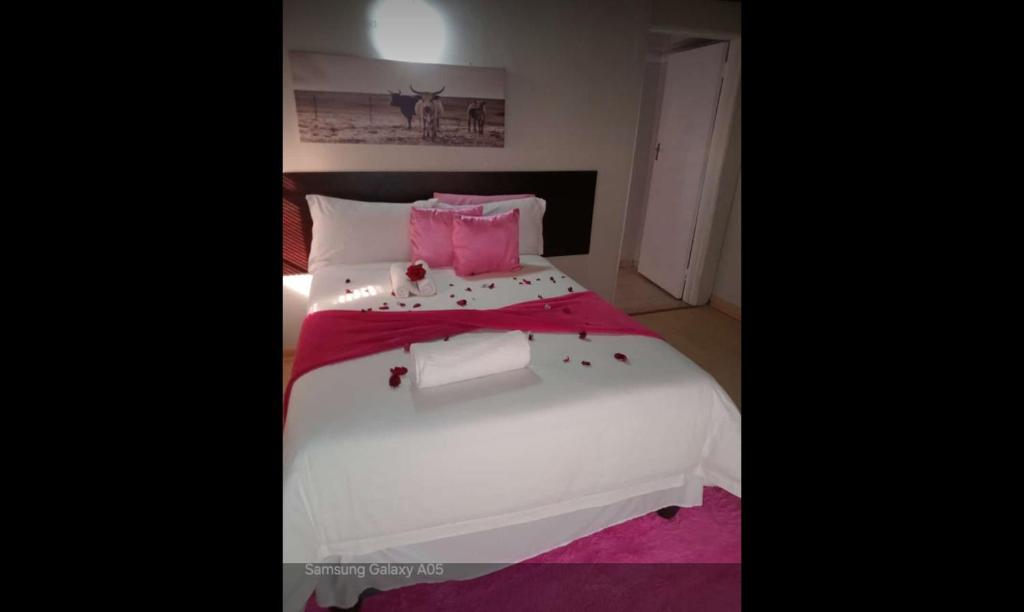 Giường trong phòng chung tại Mphohali Guest House