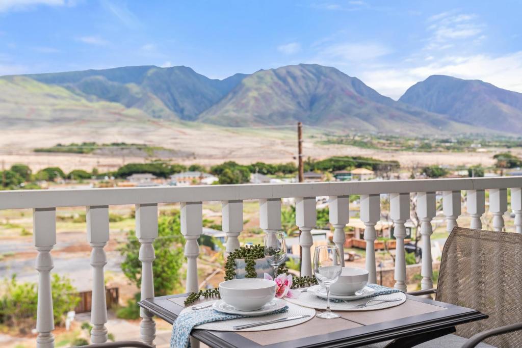 Una mesa en un balcón con vista a las montañas. en Lahaina Shores 426, en Wainee