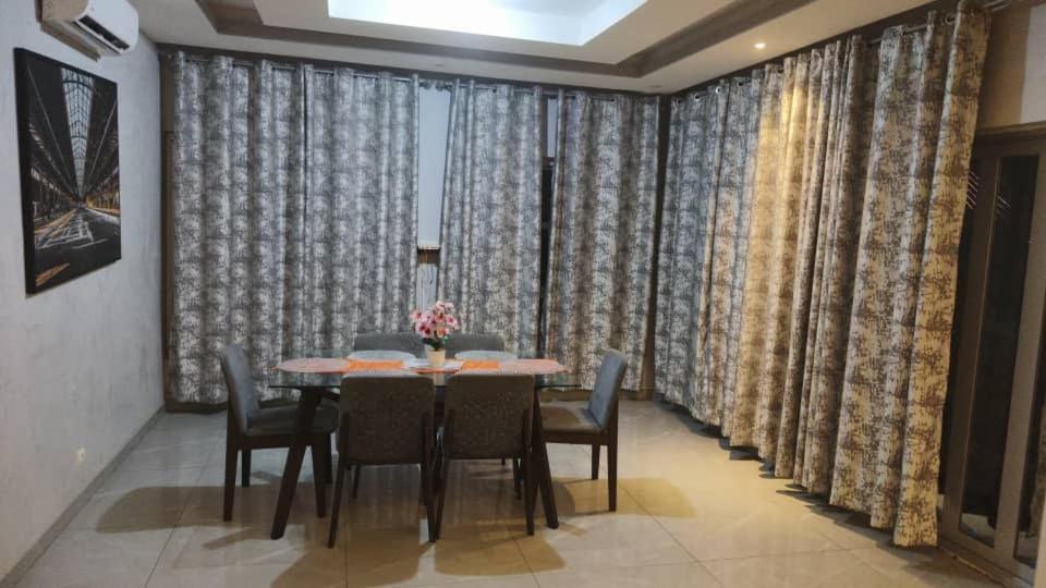 Χώρος καθιστικού στο Golden House