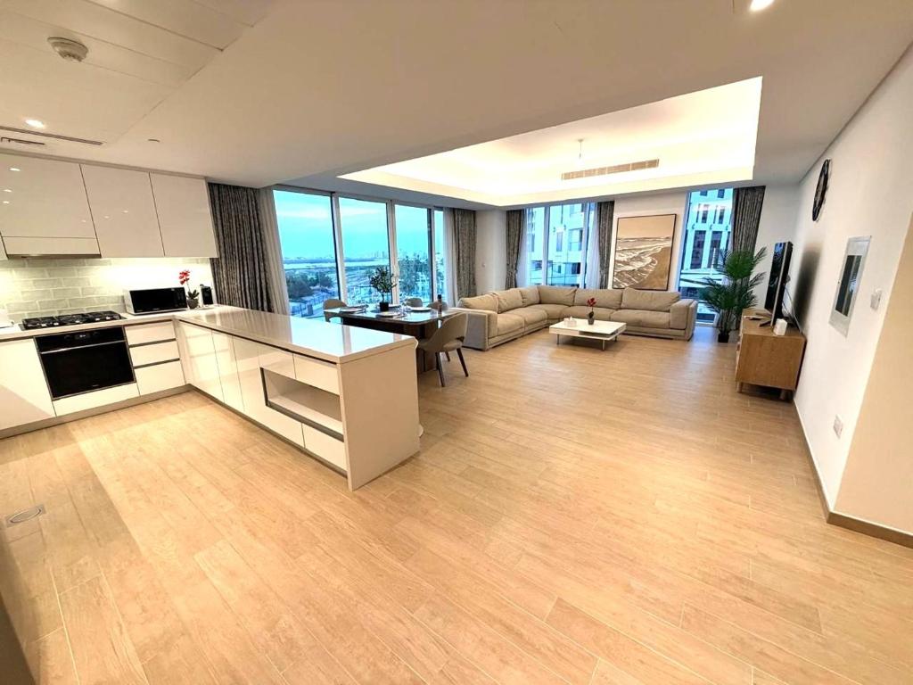 Η κουζίνα ή μικρή κουζίνα στο Sea and Golf Course View 3BR in Mayan Yas Island